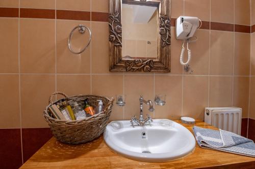 Ванная комната в Archontiko Fiamegou Hotel&Spa