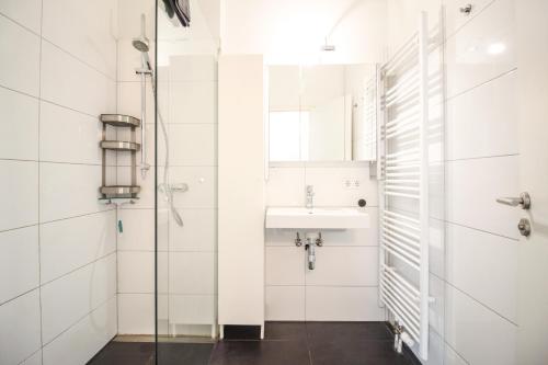 a bathroom with a sink and a shower at nJoy! Sunny & Spacious - Balkon - WLAN - Parkplatz - perfekt für Work & Travel in Göppingen