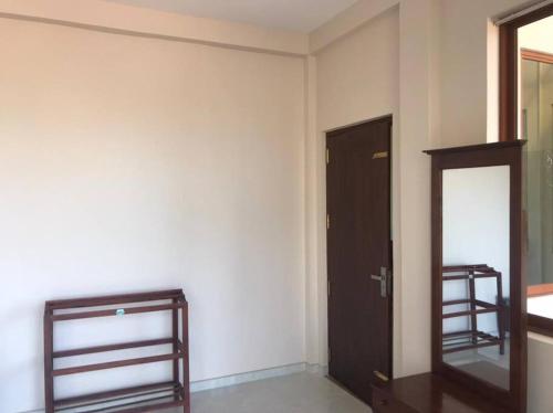 una habitación vacía con puerta y espejo en Spacious 2 Bed Room Apartment en Matara
