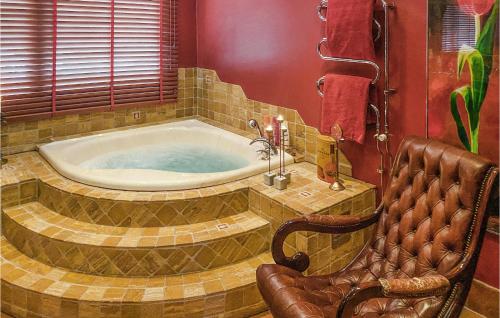 eine Whirlpool-Badewanne mit Ledersessel im Bad in der Unterkunft Gorgeous Apartment In Huskvarna With Kitchen in Huskvarna