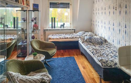 胡斯克瓦納的住宿－Gorgeous Apartment In Huskvarna With Kitchen，一间设有三张床和椅子的房间