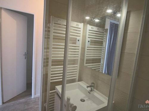 a bathroom with a sink and a mirror at Studio cabine 4/5 pers, balcon expo sud, TV, cuisine équipée, casier à ski - FR-1-457-175 in Aragnouet