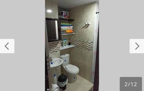a bathroom with a toilet and a sink at Hermoso apartamento con excelente ubicación in Ibagué