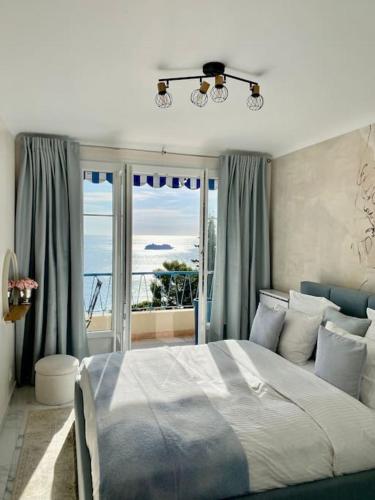 une chambre avec un lit avec vue sur l'océan dans l'établissement Monaco One bedroom apartment with Panoramic sea view, à Roquebrune-Cap-Martin
