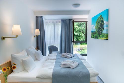 um quarto de hotel com uma cama com toalhas em Aktivhotel Inselsberg em Tabarz
