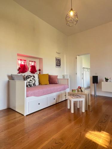 um quarto com uma grande cama branca com almofadas coloridas em Terrazza Vanvitelli em Caserta