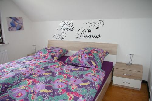 a bedroom with a bed and a sign that reads used dreams at Ferienhaus Mitteldeich in Butjadingen