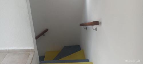een kamer met een trap en een houten leuning bij ZIHUA TAANAJ in Zihuatanejo