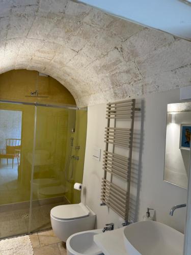 e bagno con lavandino, servizi igienici e doccia. di LuLeccio a Lecce