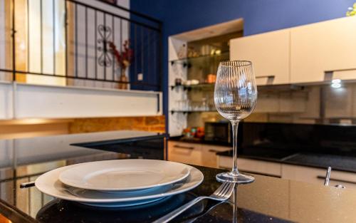 - une table avec une assiette et un verre de vin dans l'établissement Le Chouette Loft, à Dijon
