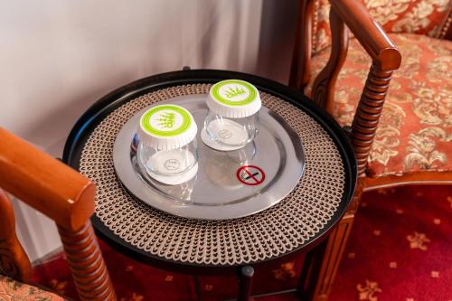 einen Tisch mit einem Teller mit vier Tassen drauf in der Unterkunft Hotel Luxor in Medgidia