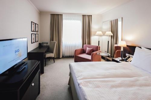 Televízia a/alebo spoločenská miestnosť v ubytovaní Crowne Plaza Bratislava by IHG