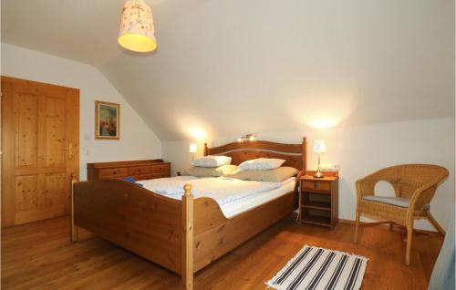 um quarto com uma cama, uma secretária e uma cadeira em Stunning Home In Kleblach-lind With Wi-fi em Fellbach