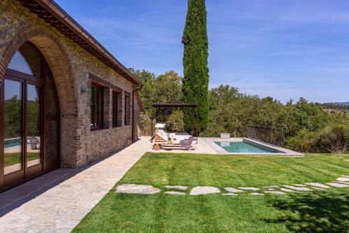 a house with a yard with a swimming pool at Casa Faraona, villa with private pool in Gaiole in Chianti