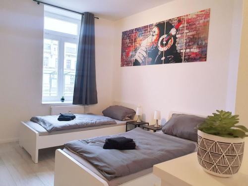 ein Wohnzimmer mit 2 Betten und einem Wandgemälde in der Unterkunft Work & Stay in Wismar in Wismar