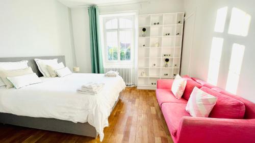 um quarto com uma cama grande e um sofá em REIMS CATHEDRALE LUXURIOUS PROPERTY em Reims