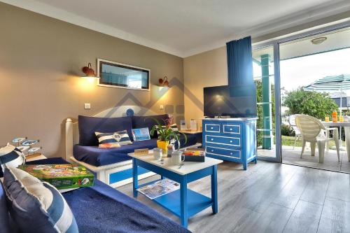 Χώρος καθιστικού στο LocaLise - A05 - Plain-pied avec petite vue mer donnant sur la piscine et le jardin - Grande salle de bain - Wifi inclus - draps inclus - animaux bienvenus - parking gratuit
