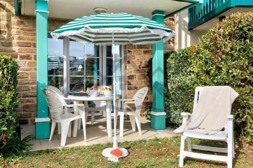 Κήπος έξω από το LocaLise - A05 - Plain-pied avec petite vue mer donnant sur la piscine et le jardin - Grande salle de bain - Wifi inclus - draps inclus - animaux bienvenus - parking gratuit