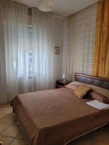 a bedroom with a large bed and a window at Appartamento al piano terra a Gabbice mare per grande compania in Gabicce Mare