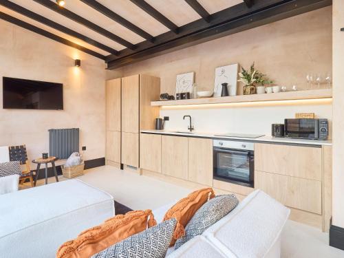ein Wohnzimmer mit 2 Stühlen und eine Küche in der Unterkunft Host & Stay - Faversham Studio in Ramsgate