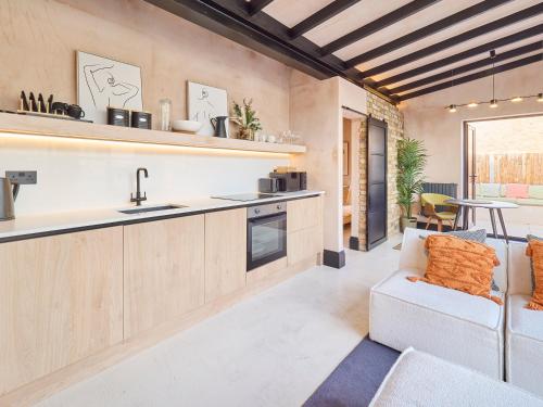 eine Küche und ein Wohnzimmer mit einem Sofa und einem Tisch in der Unterkunft Host & Stay - Faversham Studio in Ramsgate