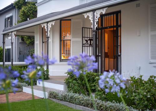 Taman di luar Middedorp Manor