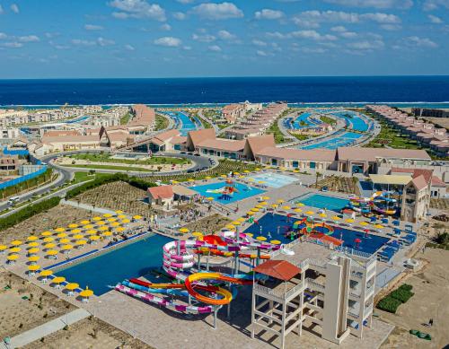 einen Luftblick auf einen Wasserpark in der Nähe des Ozeans in der Unterkunft Pickalbatros Sea World Resort - Marsa Alam- "Aqua Park" in Al-Qusair