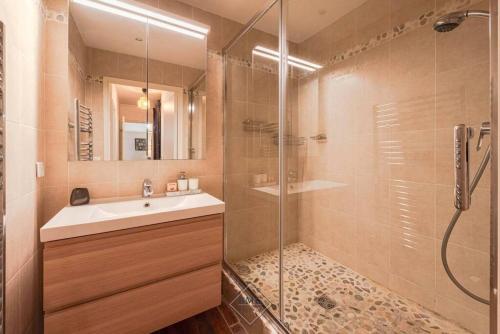 une salle de bain avec un lavabo et une douche en verre dans l'établissement Appartement proche de Disneyland Bmyguest, à Torcy