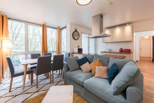 un salon avec un canapé et une table dans l'établissement Appartement proche de Disneyland Bmyguest, à Torcy