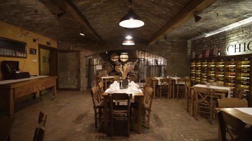 Garni Hotel Chicha - Winery ŠKRBIĆにあるレストランまたは飲食店