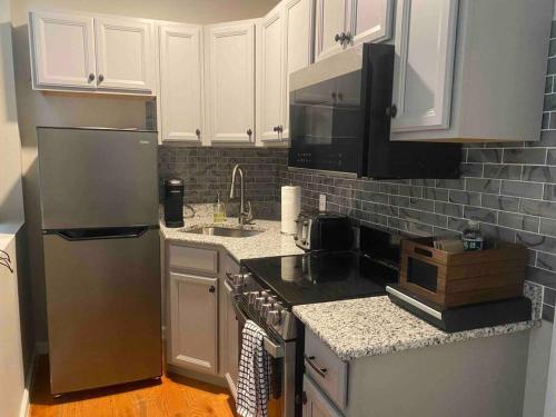 eine Küche mit einem Kühlschrank aus Edelstahl und einer Spüle in der Unterkunft Downtown Albany 1 Bed + Workstation @ Maiden Lane in Albany