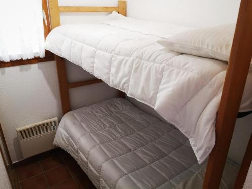 Ce lit superposé se trouve dans un dortoir doté d'un lit plus petit. dans l'établissement Apartamento en Bolquère II, à Font-Romeu-Odeillo-Via