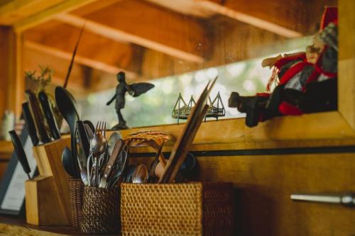 um monte de utensílios em um suporte em um balcão em Cabañas Los Cantos del Chucao em Puerto Varas