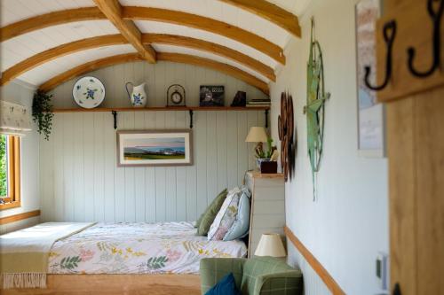 Krevet ili kreveti u jedinici u objektu The Acorn - Luxury Shepherds Hut hot tub panoramic views