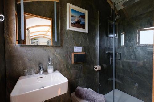 Koupelna v ubytování Honey Bee - Comfortable luxury shepherds hut with hot tub