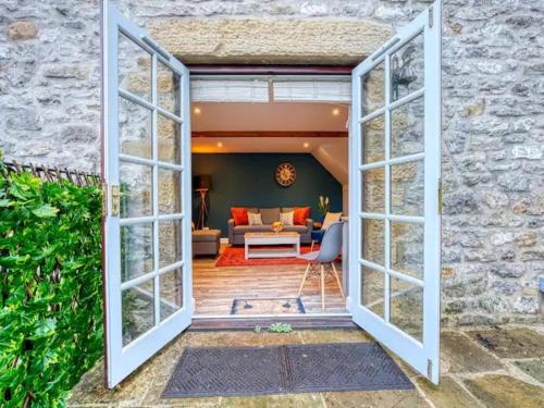 Posezení v ubytování Pass the Keys Stylish Bakewell Cottage with Free Parking