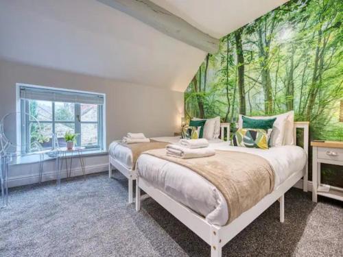 Pass the Keys Stunning 2 Bed Cottage Walk in to Bakewell في بيكويل: غرفة نوم بسرير كبير وبجدارة اشجار
