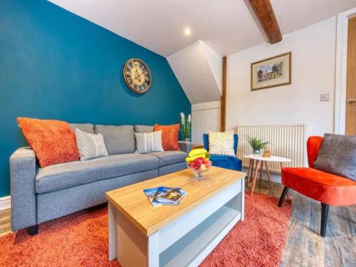 Posezení v ubytování Pass the Keys Stylish Bakewell Cottage with Free Parking