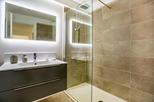 une salle de bain avec une douche, un lavabo et un miroir dans l'établissement One BDRM flat A/C-Congress/Beaches by Olidesi, à Cannes