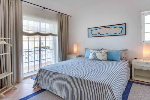 um quarto com uma cama e uma janela grande em Villa Costa Rica na Galé