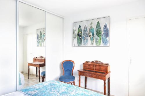 une chambre avec un lit, un bureau et un miroir dans l'établissement Chez Marie et Philippe - 1km de la plage, à Les Moitiers-dʼAllonne