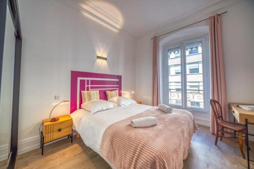 Säng eller sängar i ett rum på La Belle Gare