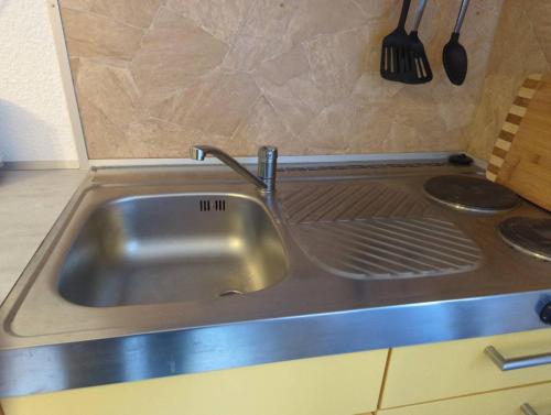 a sink with a faucet in a kitchen at L8 Street Ladenburg Mannheim - Mitarbeiterwohnung zum Bestpreis finden in Ladenburg