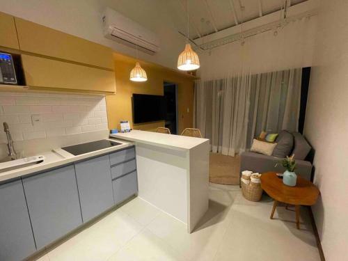 eine Küche mit einer Theke und ein Wohnzimmer in der Unterkunft Praia do Forte Lodge in Mata de Sao Joao