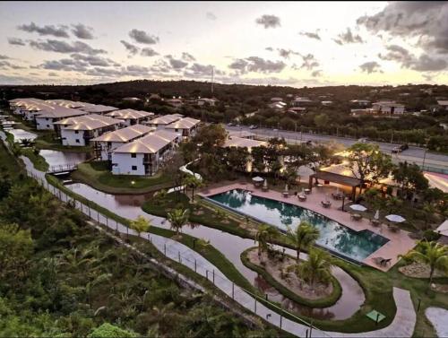 einen Luftblick auf ein Resort mit einem Pool in der Unterkunft Praia do Forte Lodge in Mata de Sao Joao