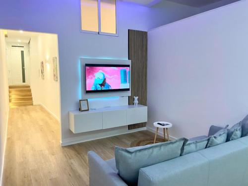 Μια τηλεόραση ή/και κέντρο ψυχαγωγίας στο Apartamento Savaya Suite