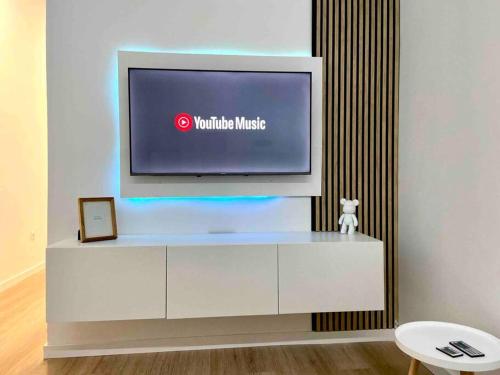 Μια τηλεόραση ή/και κέντρο ψυχαγωγίας στο Apartamento Savaya Suite