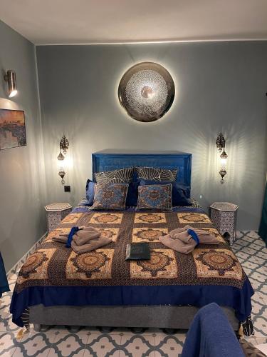 Un dormitorio con una gran cama azul con almohadas en Le Riad Private Pool, en Saint-Pierre