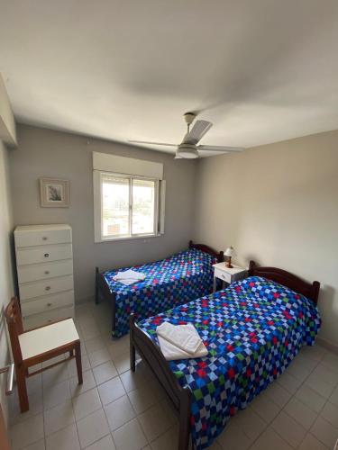 sypialnia z 2 łóżkami i komodą w obiekcie Amplio Departamento en el corazón de Paraná w mieście Paraná