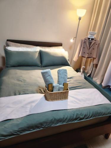 A bed or beds in a room at Modern Comforts 1BR Urban Getaway in BGC